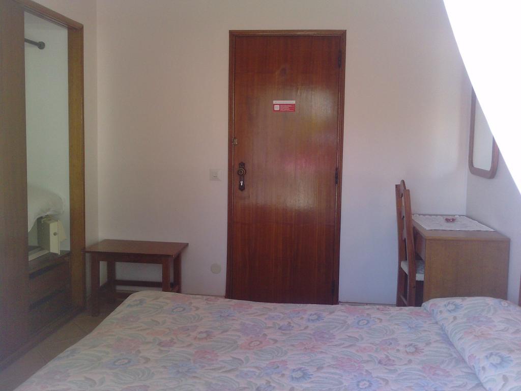 Residencial Nosso Paraiso Bed and Breakfast Quarteira Habitación foto
