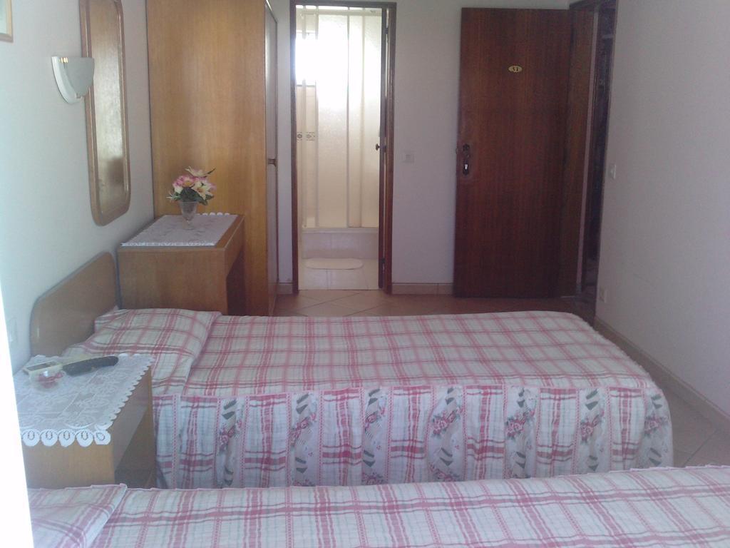 Residencial Nosso Paraiso Bed and Breakfast Quarteira Habitación foto
