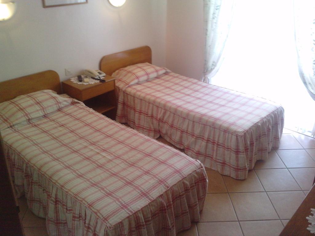 Residencial Nosso Paraiso Bed and Breakfast Quarteira Habitación foto