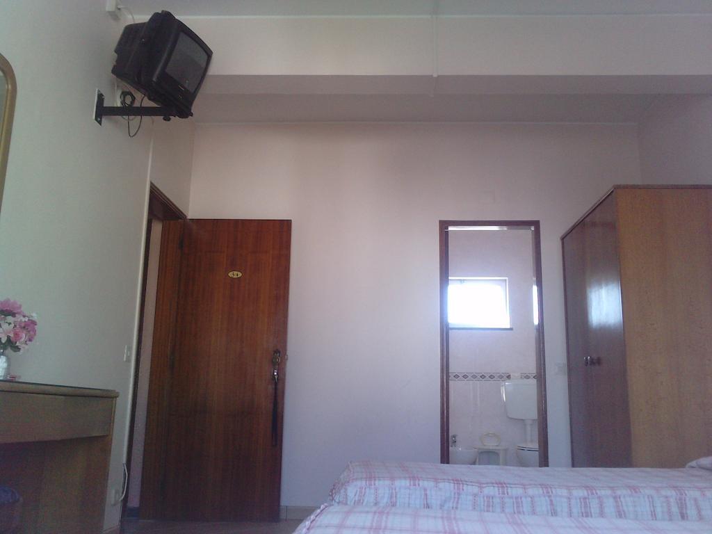 Residencial Nosso Paraiso Bed and Breakfast Quarteira Habitación foto